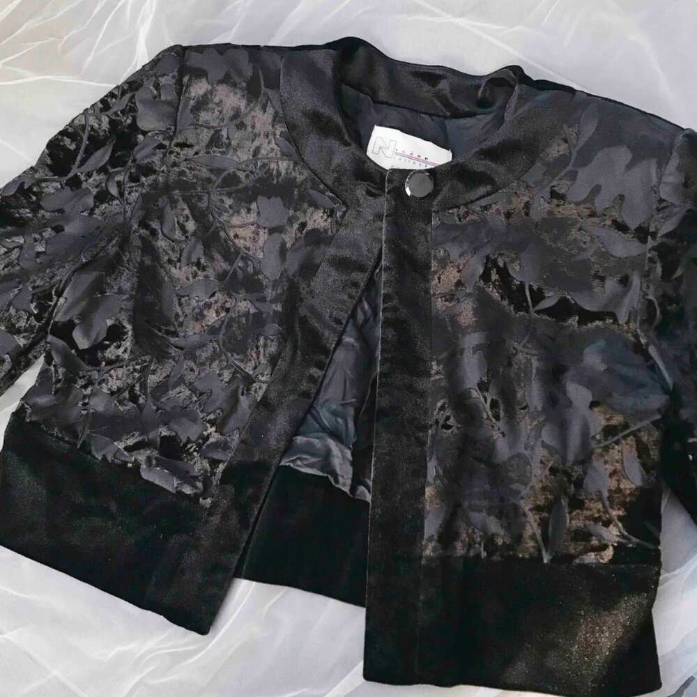 90s Floral Velvet Cropped Jacket: Vintage Western Style